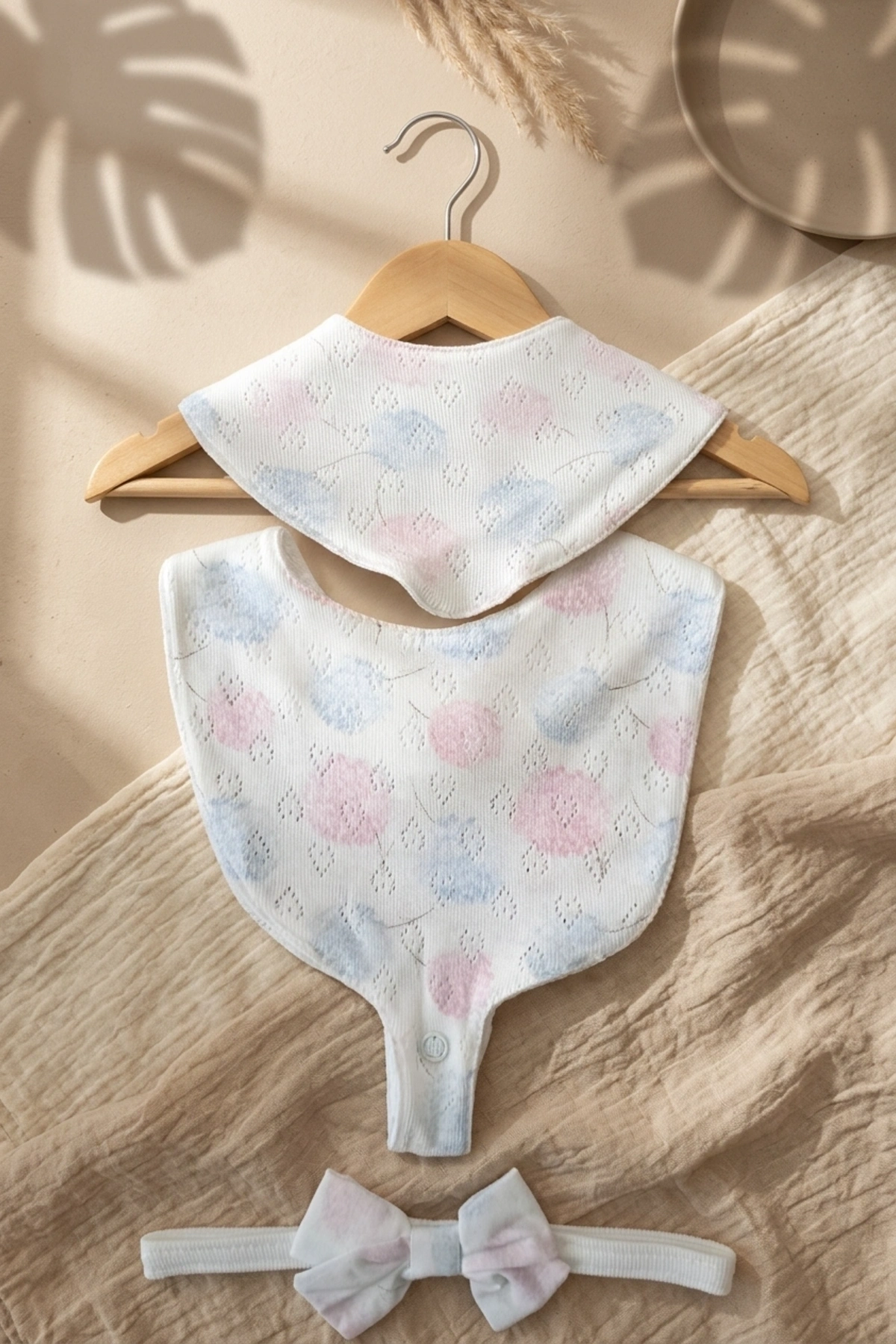 Aura Pastel Pointelle 3lü Bebek Seti - %100 Pamuklu Nefes Alan Örme Kumaş, Bandana Önlük, Çıtçıtlı Mama Önlüğü ve Fiyonk Saç Bandı