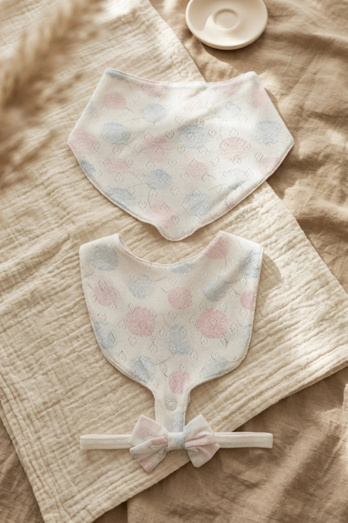 Aura Pastel Pointelle 3lü Bebek Seti - %100 Pamuklu Nefes Alan Örme Kumaş, Bandana Önlük, Çıtçıtlı Mama Önlüğü ve Fiyonk Saç Bandı
