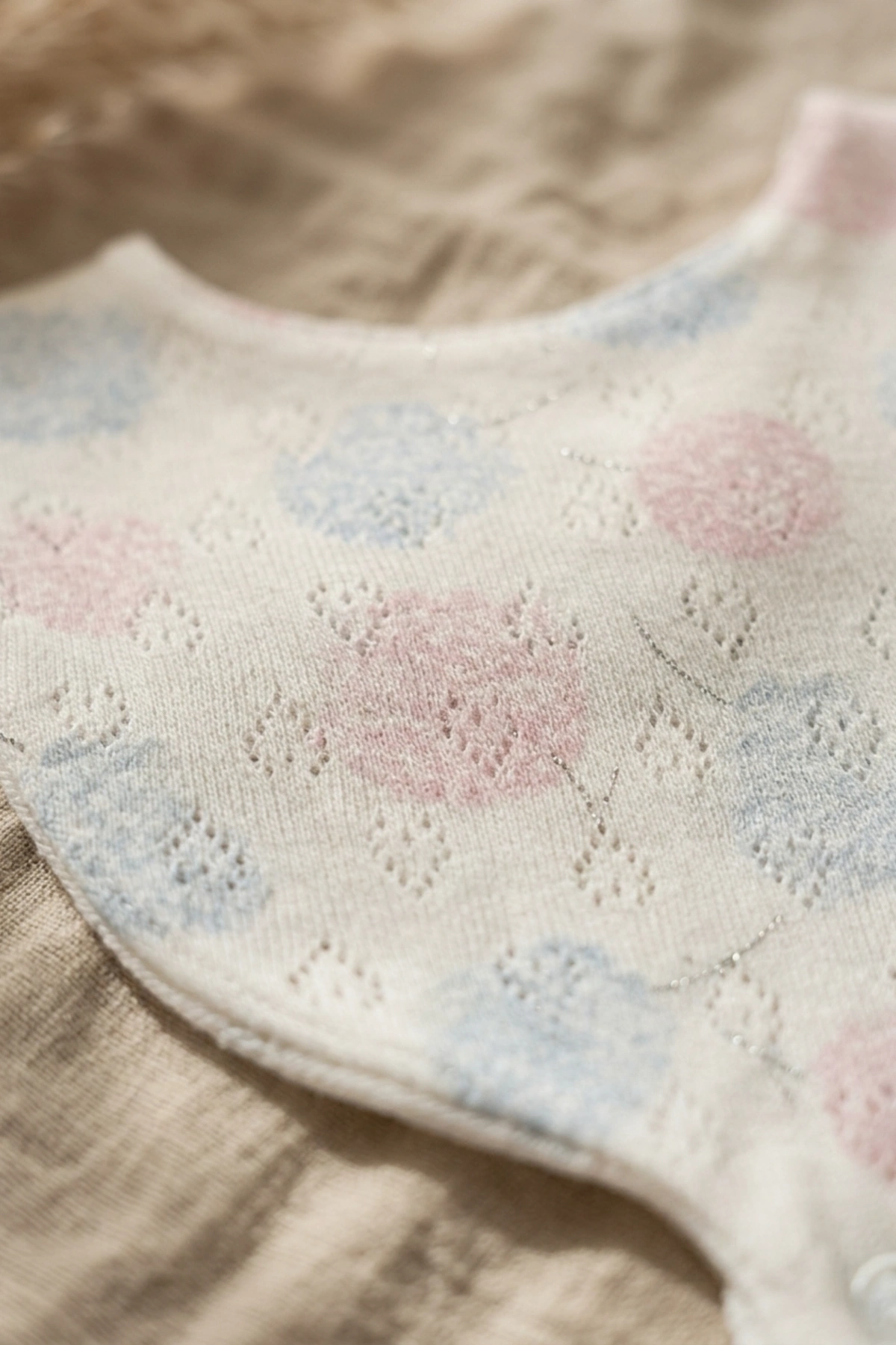 Aura Pastel Pointelle 3lü Bebek Seti - %100 Pamuklu Nefes Alan Örme Kumaş, Bandana Önlük, Çıtçıtlı Mama Önlüğü ve Fiyonk Saç Bandı