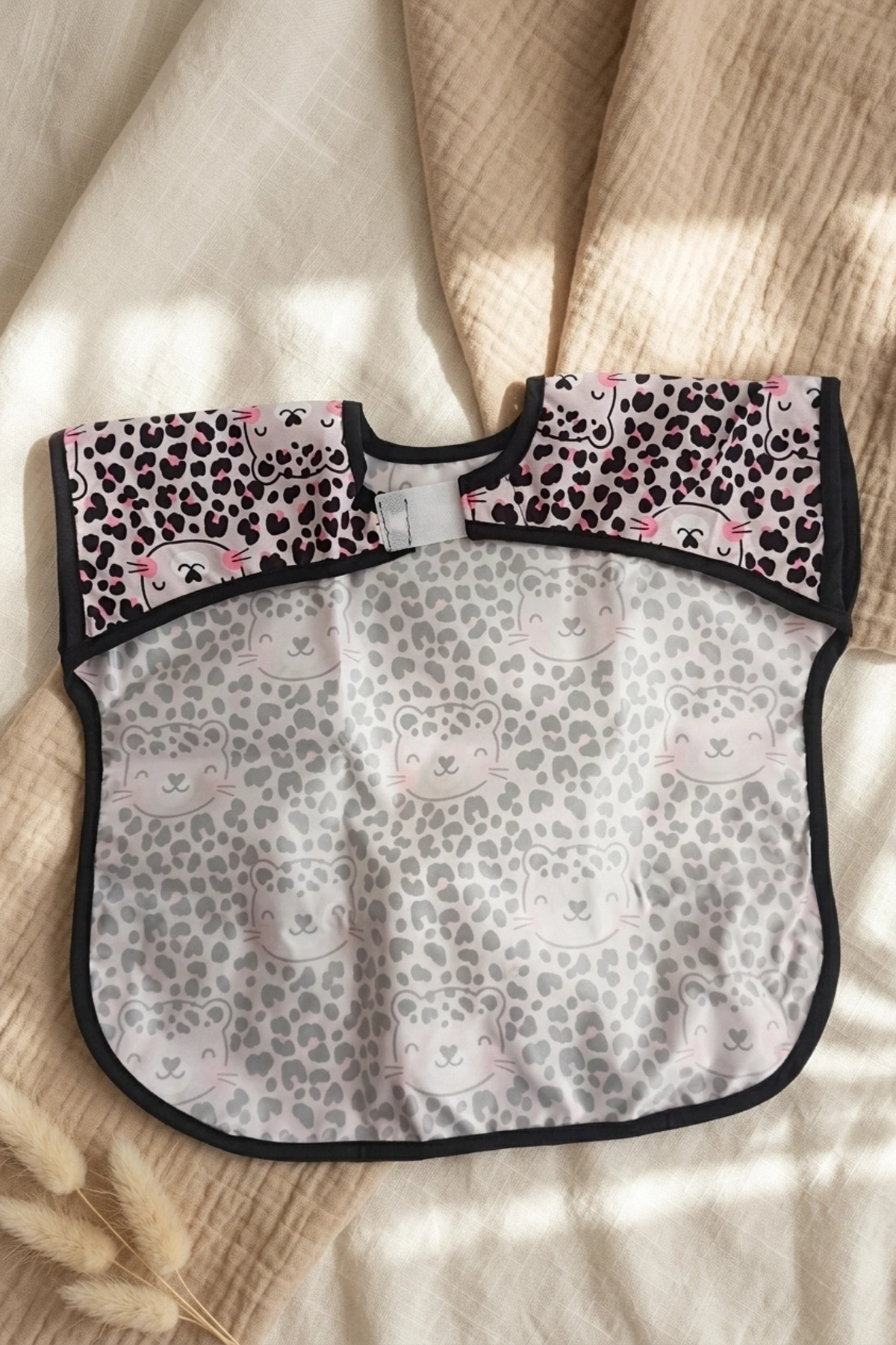 Luvia Su ve Leke Geçirmez Cepli Bebek Mama Önlüğü - Pembe Panter ve Sevimli Ayıcık Desenli BLW Uyumlu Mama Koruyucu 6-24 Ay