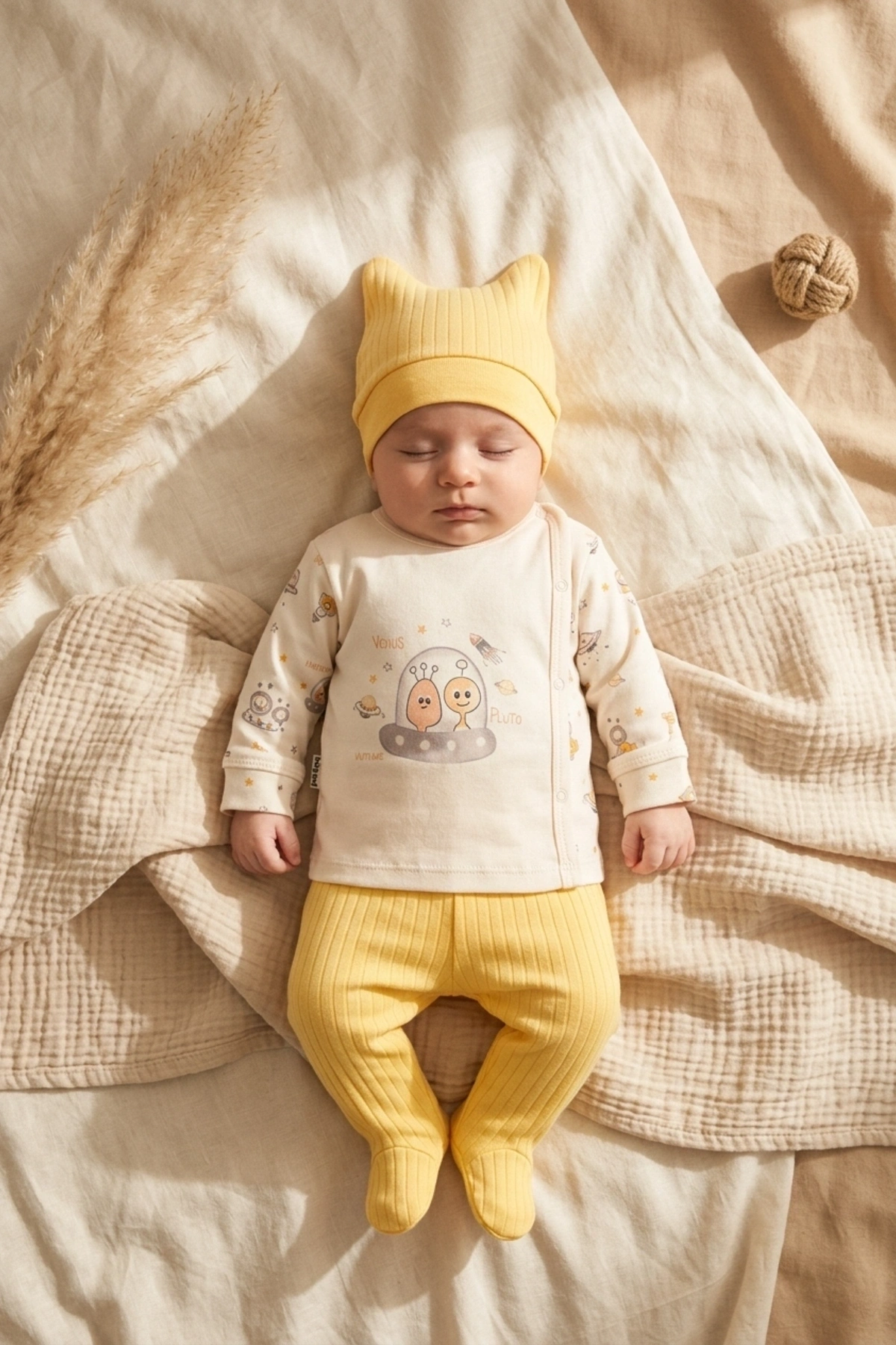 Nova Pamuklu 3’lü Bebek Takımı - 0-3 Ay Sarı Fitilli Legging, Uzay Temalı Kruvaze Üst Alt ve Bere Seti