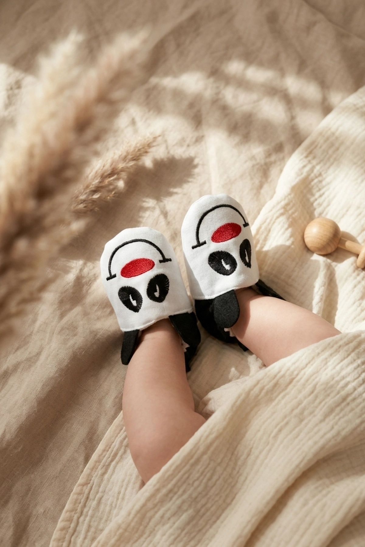 PandaJoy Sevimli Panda Figürlü Yumuşak Dokulu Kaymaz Tabanlı Bebek Ev Pandufu - Beyaz/Siyah