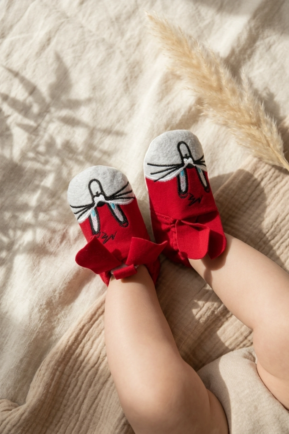 Ruby Bunny Kırmızı Tavşan Nakışlı Pamuklu Bebek Patik - Yumuşak Dokulu İlk Adım Ev Ayakkabısı