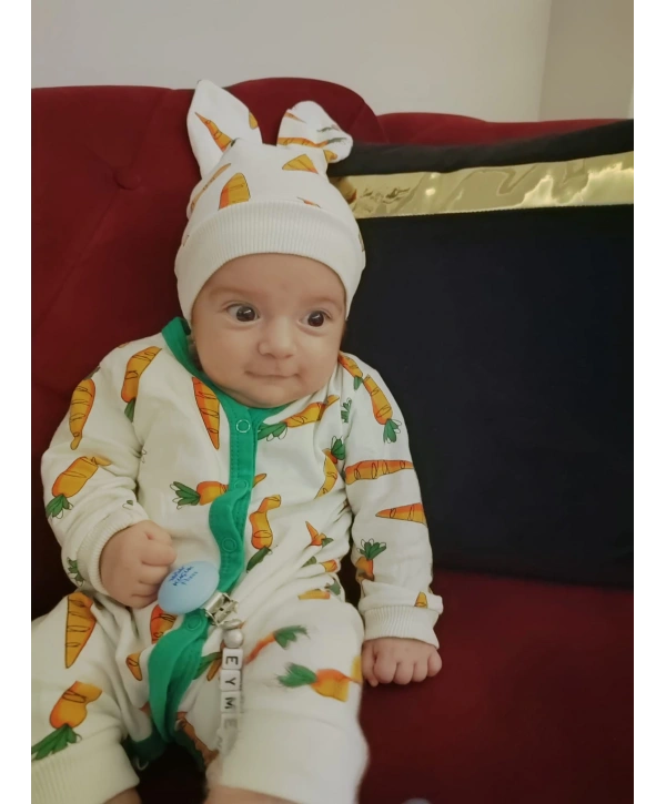 3-6-9-12 Ay Kulaklı Şapkalı Havuç Baskılı Boydan Çıtçıtlı Uzun Kollu Kız Erkek Bebek Tulumu
