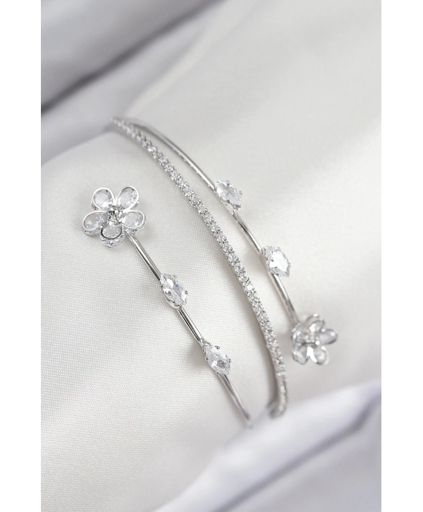 Pirinç Zirkon Taşlı Çiçek Model Gümüş Renk Kadın Bileklik