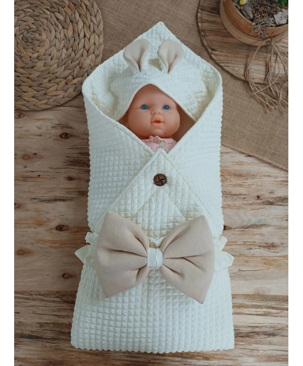 Yenidoğan Kulaklı Şapkalı Düğme Detaylı Fiyonklu Bebek Battaniyesi Kundak