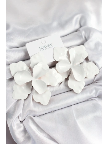 Pirinç Beyaz Çiçek Model Kadın Küpe