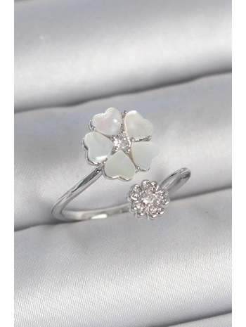 Pirinç Gümüş Renk Beyaz Mineli Çiçek Model Zirkon Taş Detay Kadın Yüzük