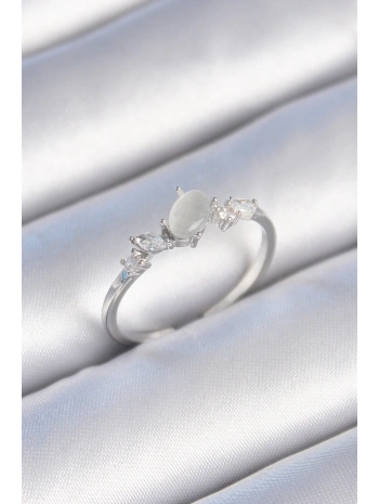 Pirinç Gümüş Renk Zirkon Taşlı Oval Beyaz Mineli Kadın Yüzük