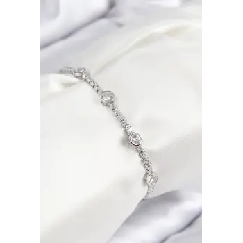 Pirinç Zirkon Taşlı Daire Model Gümüş Renk Asansörlü Kadın Bileklik
