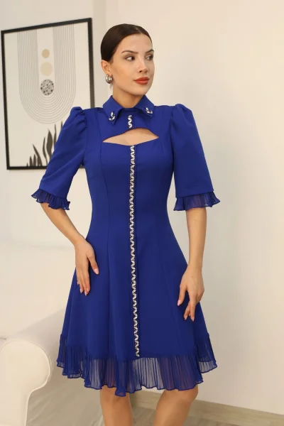 Göğüs Dekolteli El İşlemeli Gömlek Yaka Elbise 2310-Saks