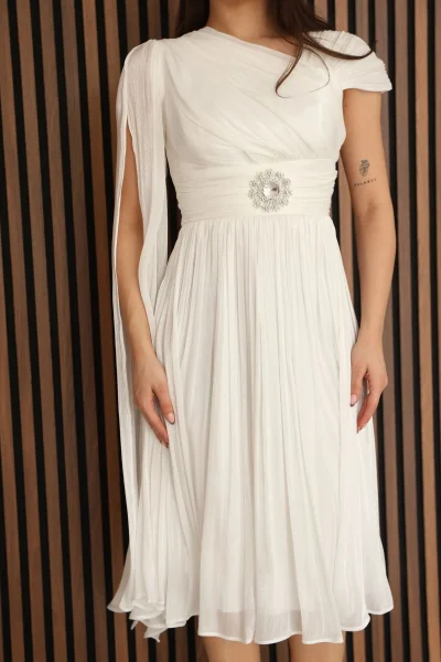 Asimetrik Yaka Büzgü Detaylı Pelerinli Midi Abiye Elbise 2353-Beyaz