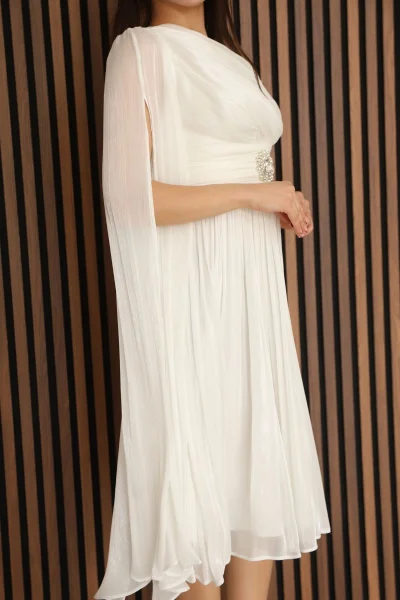 Asimetrik Yaka Büzgü Detaylı Pelerinli Midi Abiye Elbise 2353-Beyaz