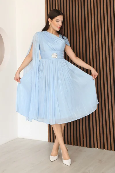 Asimetrik Yaka Büzgü Detaylı Pelerinli Midi Abiye Elbise 2353-Bebe Mavisi