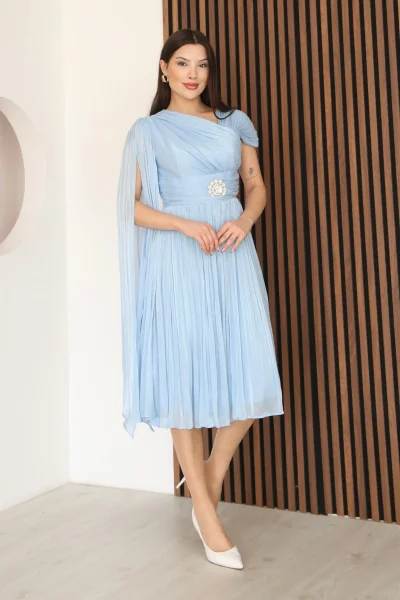Asimetrik Yaka Büzgü Detaylı Pelerinli Midi Abiye Elbise 2353-Bebe Mavisi