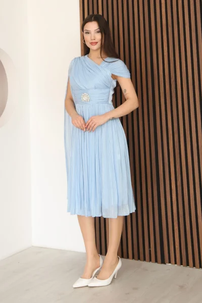 Asimetrik Yaka Büzgü Detaylı Pelerinli Midi Abiye Elbise 2353-Bebe Mavisi