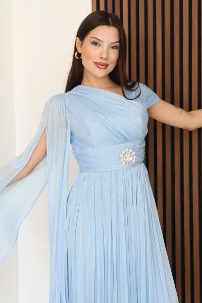 Asimetrik Yaka Büzgü Detaylı Pelerinli Midi Abiye Elbise 2353-Bebe Mavisi