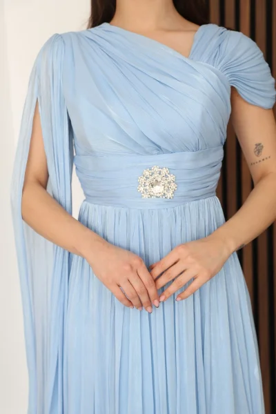 Asimetrik Yaka Büzgü Detaylı Pelerinli Midi Abiye Elbise 2353-Bebe Mavisi