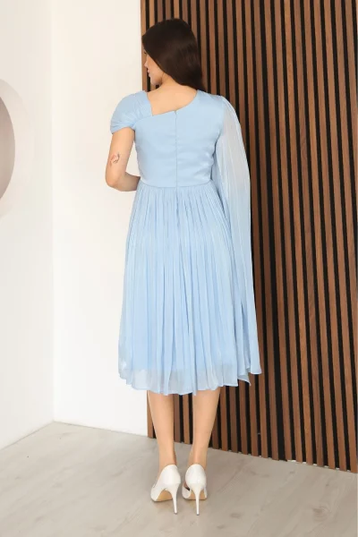 Asimetrik Yaka Büzgü Detaylı Pelerinli Midi Abiye Elbise 2353-Bebe Mavisi