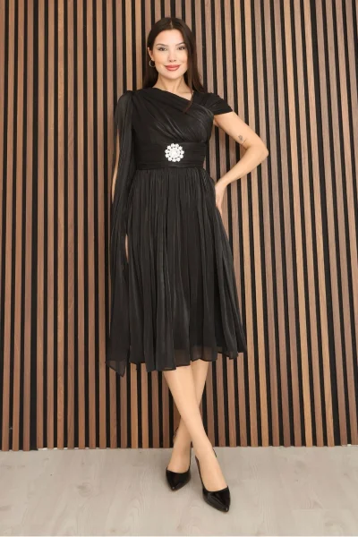 Asimetrik Yaka Büzgü Detaylı Pelerinli Midi Abiye Elbise 2353-Siyah