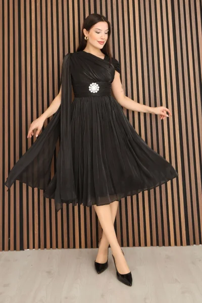 Asimetrik Yaka Büzgü Detaylı Pelerinli Midi Abiye Elbise 2353-Siyah