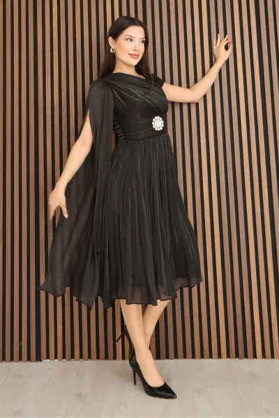 Asimetrik Yaka Büzgü Detaylı Pelerinli Midi Abiye Elbise 2353-Siyah