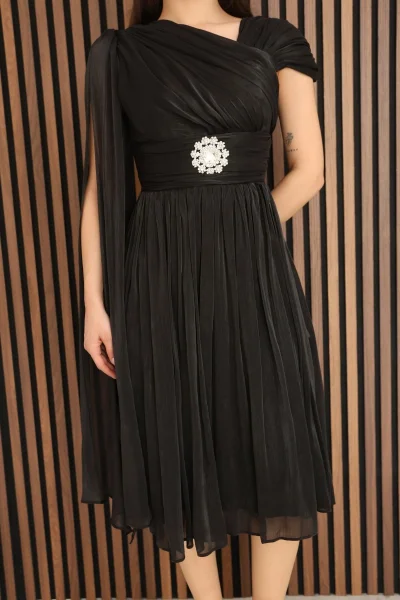 Asimetrik Yaka Büzgü Detaylı Pelerinli Midi Abiye Elbise 2353-Siyah