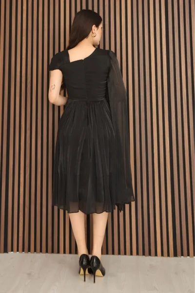 Asimetrik Yaka Büzgü Detaylı Pelerinli Midi Abiye Elbise 2353-Siyah