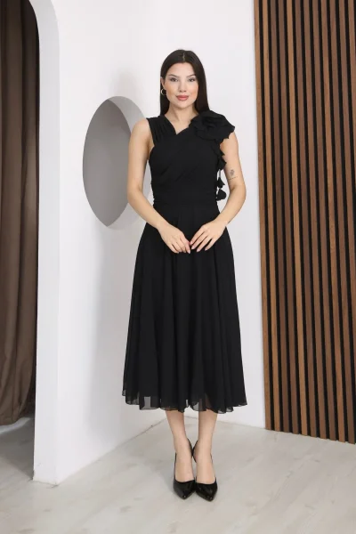 Asimetrik Yaka Çiçek Detaylı Büzgülü Şifon Midi Elbise 2384-Siyah