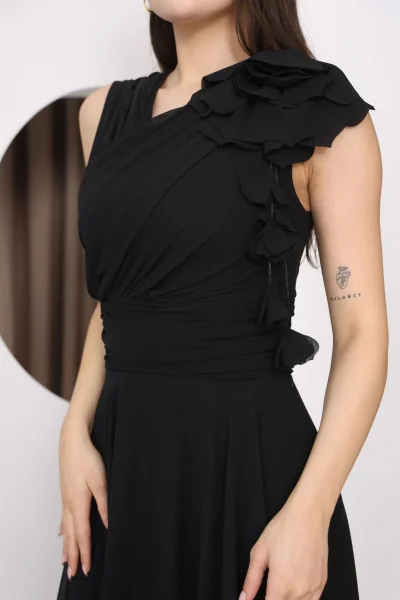 Asimetrik Yaka Çiçek Detaylı Büzgülü Şifon Midi Elbise 2384-Siyah