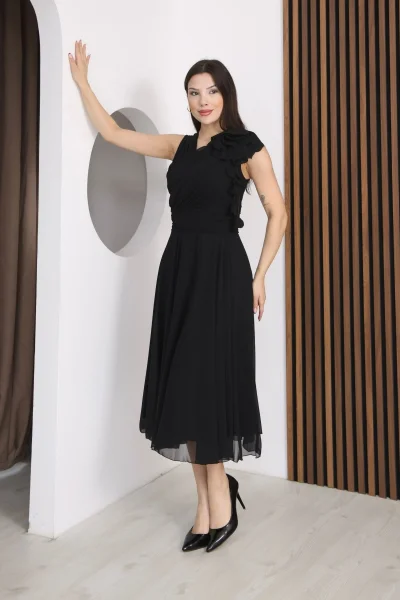 Asimetrik Yaka Çiçek Detaylı Büzgülü Şifon Midi Elbise 2384-Siyah