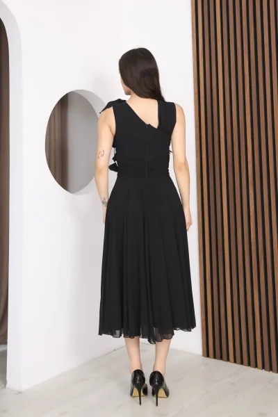 Asimetrik Yaka Çiçek Detaylı Büzgülü Şifon Midi Elbise 2384-Siyah