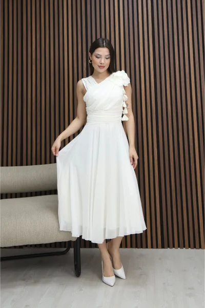 Asimetrik Yaka Çiçek Detaylı Büzgülü Şifon Midi Elbise 2384-Beyaz