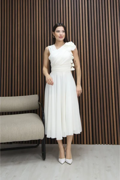 Asimetrik Yaka Çiçek Detaylı Büzgülü Şifon Midi Elbise 2384-Beyaz