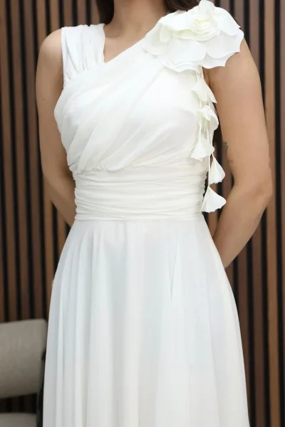 Asimetrik Yaka Çiçek Detaylı Büzgülü Şifon Midi Elbise 2384-Beyaz