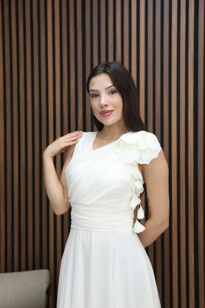 Asimetrik Yaka Çiçek Detaylı Büzgülü Şifon Midi Elbise 2384-Beyaz