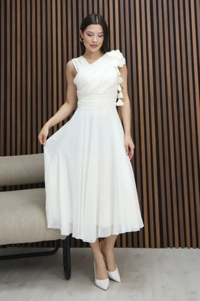 Asimetrik Yaka Çiçek Detaylı Büzgülü Şifon Midi Elbise 2384-Beyaz