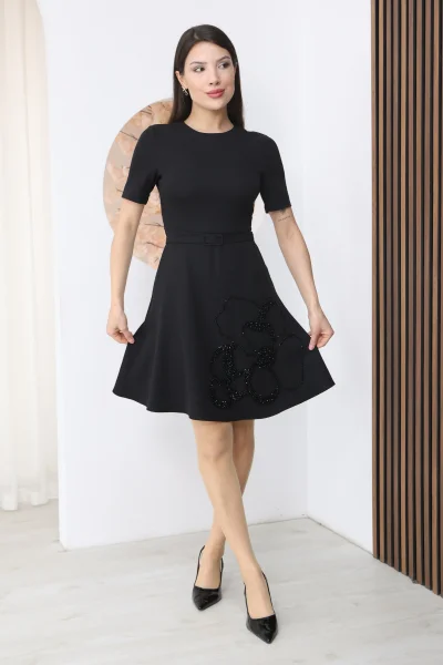 Nursel Ergin İşleme Detaylı Kemerli Elbise 6082-Siyah