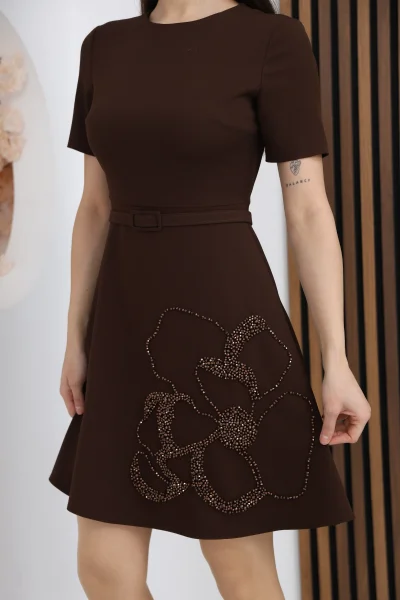 Nursel Ergin İşleme Detaylı Kemerli Elbise 6082-Kahverengi