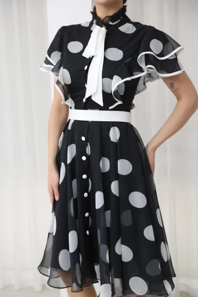 Nursel Ergin Düğme ve Bağlama Detaylı Puantiyeli Elbise 6081-Siyah