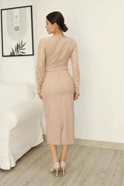 Asimetrik Yaka İşlemeli Tül ve Büzgü Detaylı Midi Elbise 2322-Bej