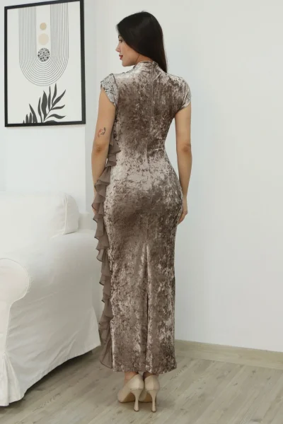 Çiçek Broşlu Fırfır Detaylı Kadife Abiye Elbise 6062-Vizon