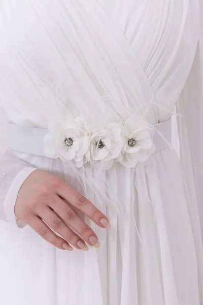 Kol Pelerinli Yaka İşleme Detaylı Abiye Elbise 2745-Beyaz