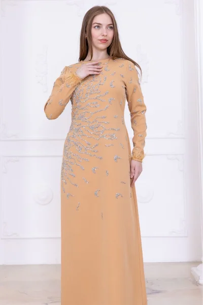 Taş Desenli ve Tüylü Kol Detaylı Abiye Elbise 2747-Camel