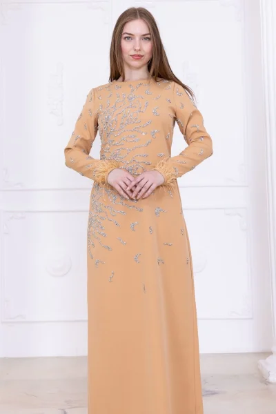 Taş Desenli ve Tüylü Kol Detaylı Abiye Elbise 2747-Camel
