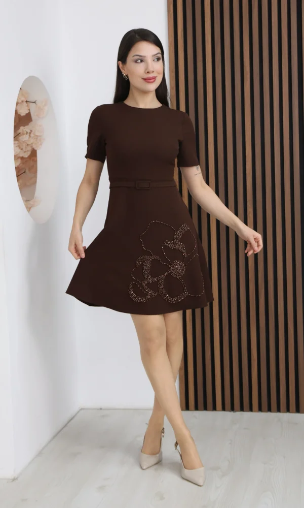 Nursel Ergin İşleme Detaylı Kemerli Elbise 6082-Kahverengi