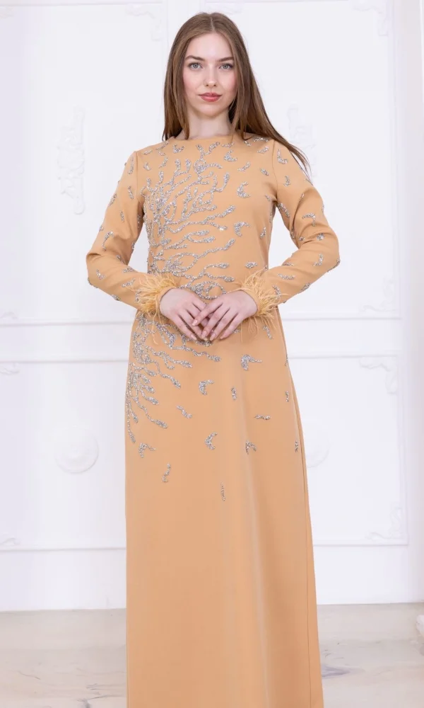 Taş Desenli ve Tüylü Kol Detaylı Abiye Elbise 2747-Camel