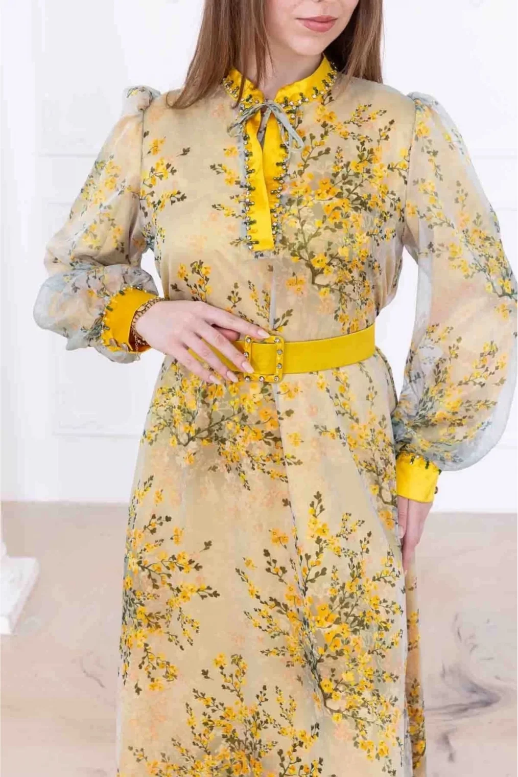 Yaka Bağlama Detaylı Boncuk İşlemeli Şifon Elbise 2735-Sarı