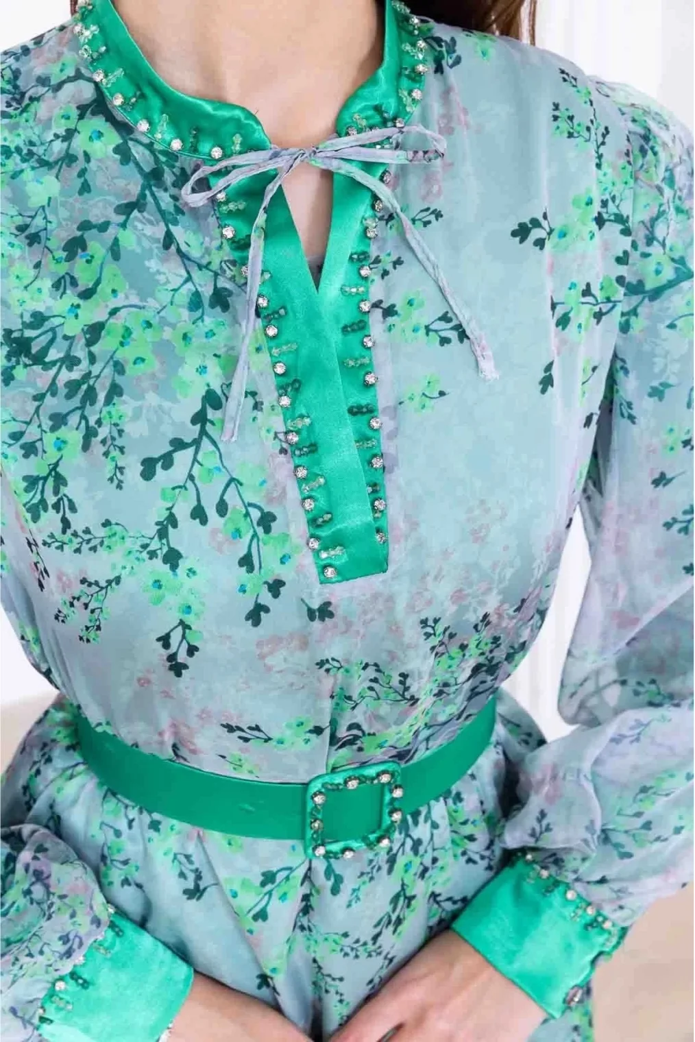 Yaka Bağlama Detaylı Boncuk İşlemeli Şifon Elbise 2735-Yeşil