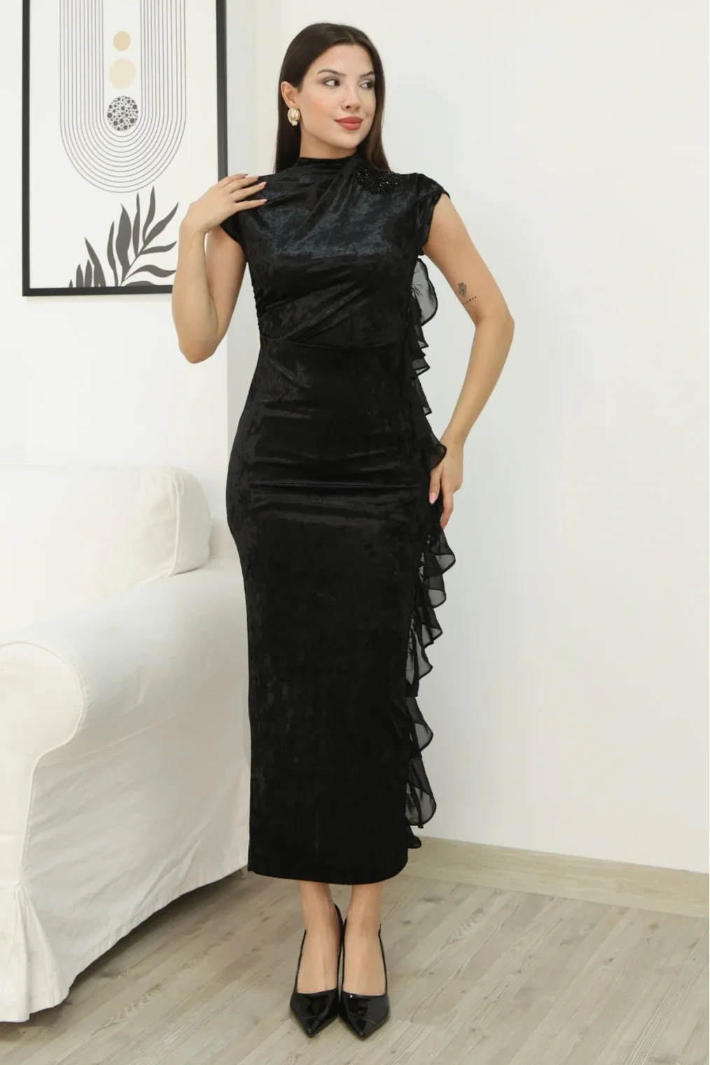 Çiçek Broşlu Fırfır Detaylı Kadife Abiye Elbise 6062-Siyah